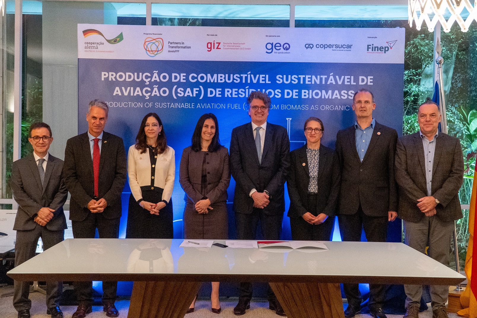 Empresas firmam parceria na produção de combustível sustentável para aviação