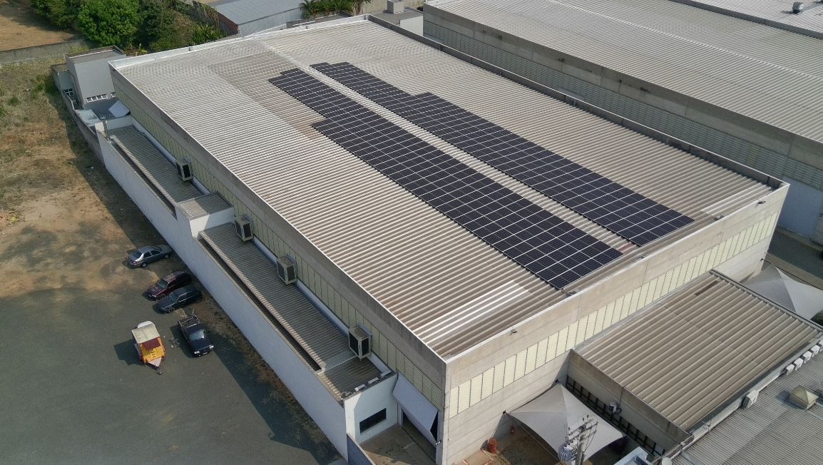 Limpeza de placas fotovoltaicas traz economia para o bolso do consumidor