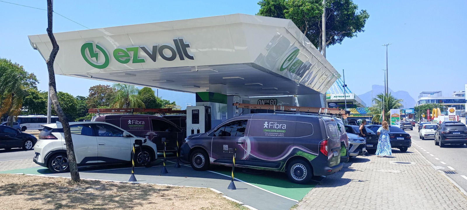 Eletropostos popularizam aumento da adesão ao veículo elétrico - Fitec Tec News