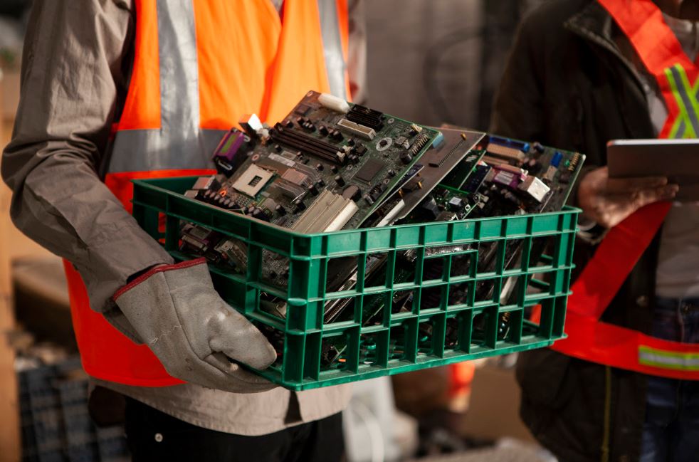 Dia Mundial da Reciclagem para 49% dos brasileiros, lixo eletrônico é o que mais gera dúvidas quanto ao descarte, mostra pesquisa - Fitec Tec News