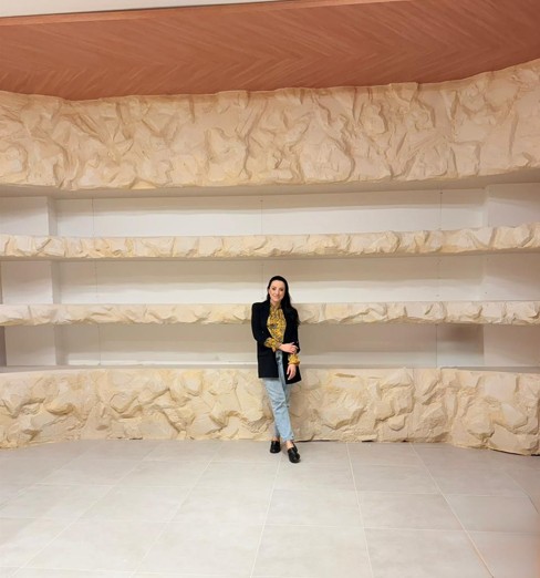 Artista plástica produz paredes esculpidas e esculturas com resíduos de poliuretano - Fitec Tec News